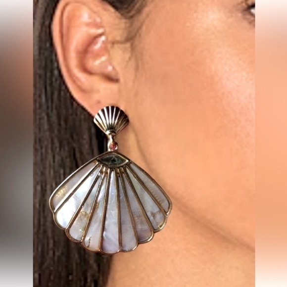💛🔹️House of Harlow🔹️ 1960 Gold Shell Iridescent Scallop Earrings ✨️🐚 - Picture 5 of 6